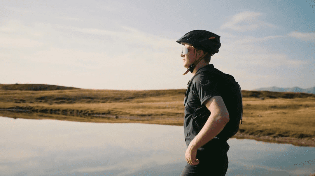 Radfahrer trägt Helm und MASE AIRDING Airbag-Rucksack – schützt Kopf, Nacken und Schultern für maximale Fahrradsicherheit